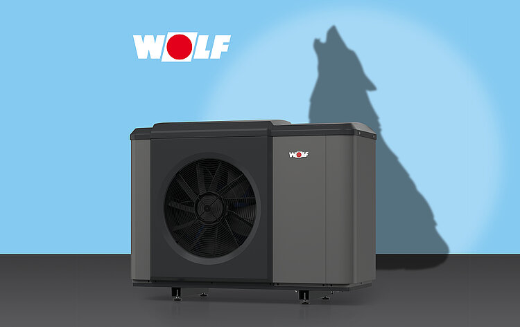 Wärmepumpe von WOLF vor blauem Hintergrund mit Wolfsschatten und Markenlogo