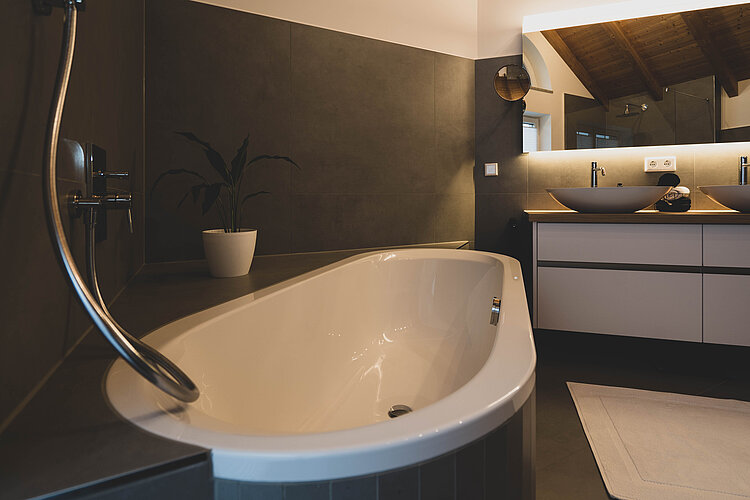 Moderne Badewanne und verchromten Armaturen in einer Badezimmer-Installation in Kösching