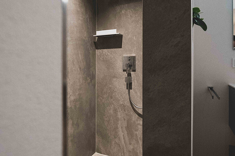 Offene Walk-in Dusche mit dunklen Natursteinfliesen, Regendusche und Ablage