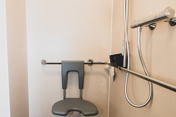 Ebenerdige Dusche mit klappbarem Duschsitz, Handlauf und Handbrause