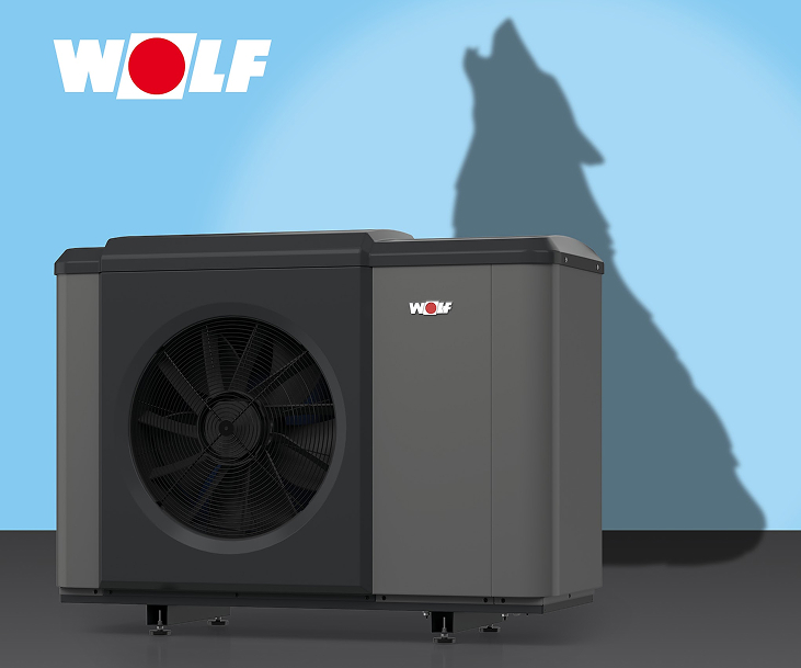 WOLF Wärmepumpe mit stilisiertem Wolf-Schatten auf blauem Hintergrund – Markenbild mit starkem Wiedererkennungswert